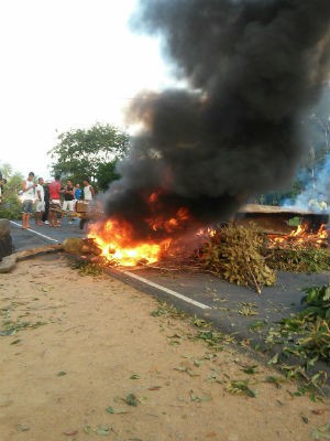Protesto interdita dois sentidos da BA-420 (Foto: Samile Macedo/Site:Voz da Bahia)