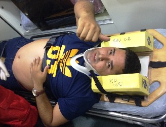 Na ambulância do SAMU o prefeito faz sinal de positivo.
