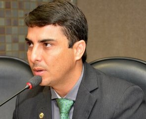 Deputado justifica que a vaquejada maltrata os animais.