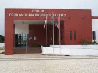 Os bandidos invadiram o cartório criminal.