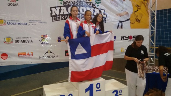 Isabela (centro) filha de Holandês segurando a bandeira da Bahia com muito orgulho.
