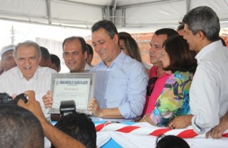 Rui mostra para o público o titulo de cidadão jacuipense.
