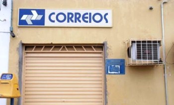 Gerente teria ficado em casa na mira de parte da quadrilha, enquanto outra parte acompanhou a mulher para pegar o dinheiro.