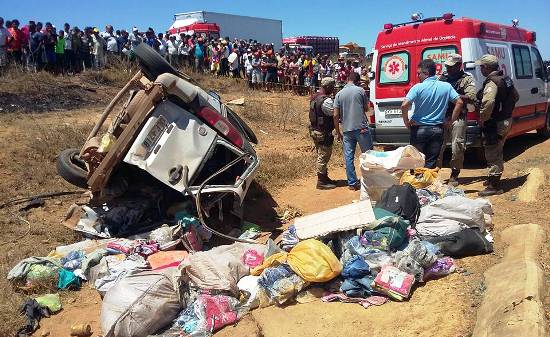 Doblô tomado de assalto capotou depois de bater em outro veículo.