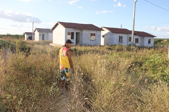 Valas abertas e mato alto mostra o aspecto de abandono.