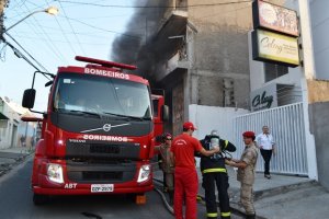 Bombeiro controlou o fogo por volta das 18h.