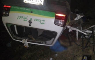 Veículo capotou após ser atingido pela carreta.