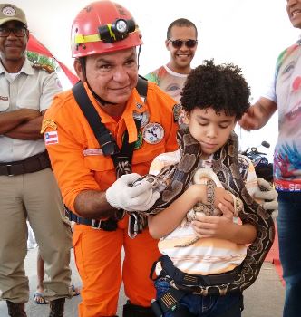 Esse garoto perdeu o medo de Policia e de cobra.