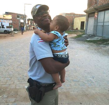 Tenente coronel Nilton Paixão - se diverte com uma criança.