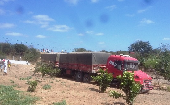 Carreta desceu uma ribanceira, derrubou mureta e se manteve firme até parar.