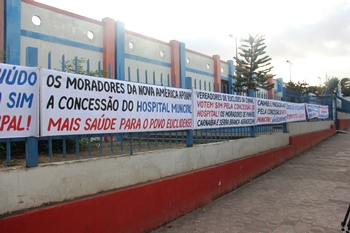 Manifestação em prol do hospital ser passado para um rede estava na entrada do Educandário.