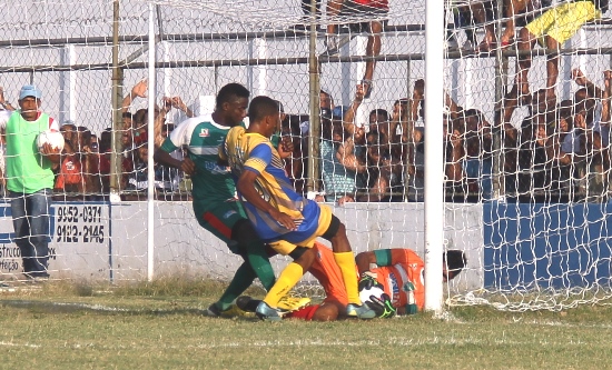 Neste lance Coité pediu o gol, o goleiro levantou chutou a bola para torcida e caiu para ser atendido.