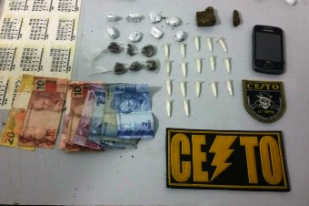 Droga e dinheiro que estavam em posse de Cleiton.
