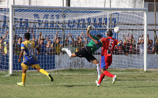Goleiro Lucas só olhou a bola cair no fundo da rede.