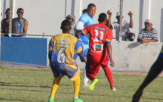 Goleiro coiteense pouco participou no primeiro tempo.