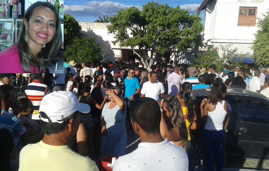Residência da mãe de Catiana desapareceu diante da multidão.
