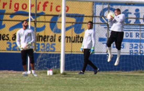 Goleiros também treinaram muito, principalmente o titular Lucinho. Ele pode ser importante caso a decisão vá para os pênaltis.