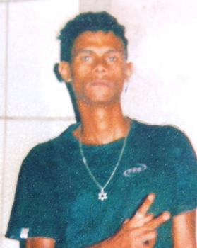 Willians estava de camisa preta de botão e bermuda verde com detalhes escuro.