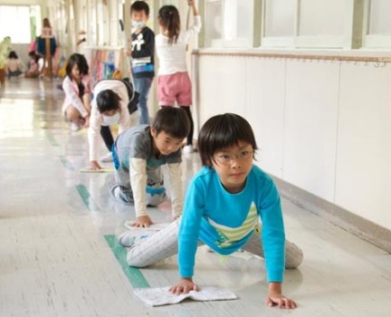 Alunos ajudam em limpeza de escola no Japão