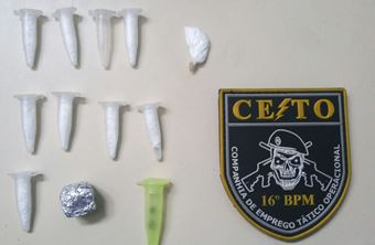 Droga encontrada em poder do grupo.