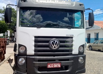 Caminhão atropelou e matou os dois jovens.
