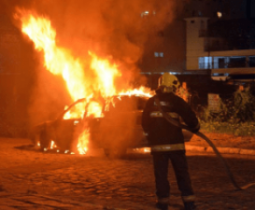 Homem incendiou o único carro da família.