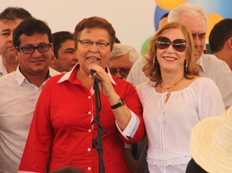 As Fátimas Nunes estiveram juntinhas no palanque. A deputada (de vermelho) é do PT e a de branco (PSD).