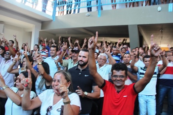 Eleição passada eram as duas mãos abertas, agora vai ser os dois indicadores.