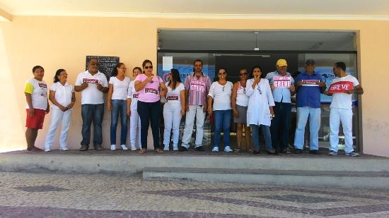 Servidores em frente a Prefeitura.