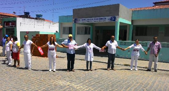 Cordão humano em frente ao Hospital.