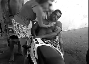Vítima ficou na mesma posição que estava antes de levar os tiros.
