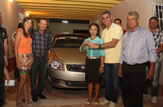 Deputado Sérgio Britto entrega chave do carro a prefeita Benvinda Oliveira.