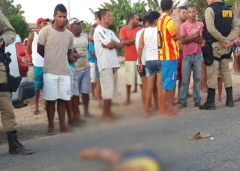Vítima tentava atravessar a pista quando foi atingida por um Fiat Doblo.