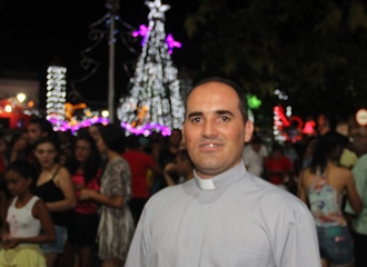 Padre Oldack disse que o novenário que começa no fim do mês fica mais alegre com essa ornamentação na cidade.