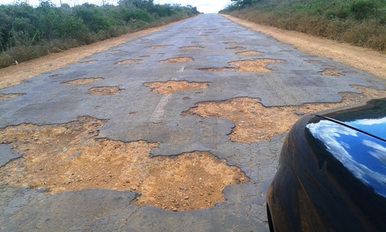 Motorista não tem escolha a única alternativa é procurar o buraco menor.