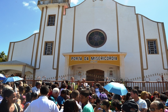 Catedral de Senhora Santana em Serrinha - Fiéis aguardando a abertura da porta. Foto: Raimundo Mascarenhas