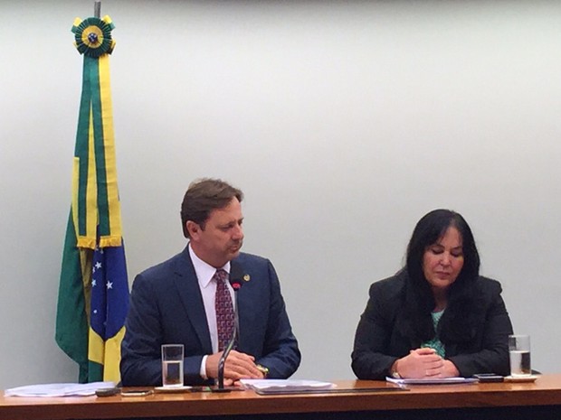 O relator das contas, Acir Gurgacz (PDT-RO), e a presidente da Comissão Mista de Orçamento, Rose de Freitas