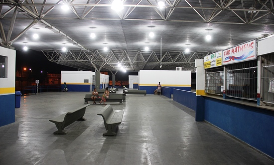 Antes da reforma uma lâmpada apenas para atender toda extensão do terminal.
