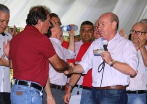 Resedá aperta mão de Vertinho é sinal de união.