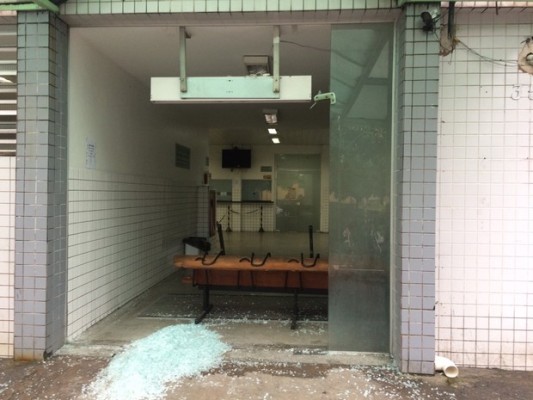 Porta foi destruída.