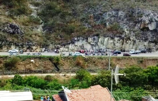 Foto registrada da serra que fica ao lado direito depois da curva que dar acesso a cidade de Jacobina.