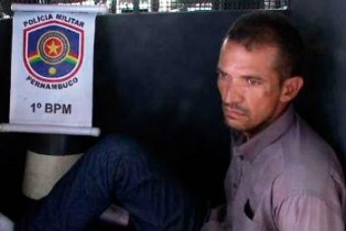 Ele fugiu com o veículo da jovem, mas foi preso no dia seguinte após roubar o carro de um policial civil.