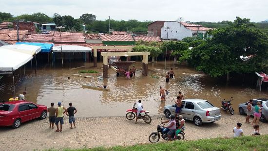 O rio Itapicuru no seu curso normal é visto do alto. Hoje está assim.