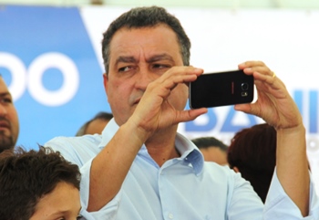Rui fez muitas ligações para pedi, mas não ligou para agradecer.