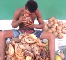Edson disse que o máximo de cocos que já descascou foram 60.