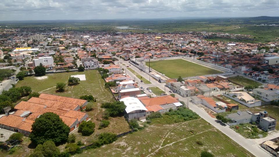 Vista parcial de Coité quando sobrevoava pela região sul da cidade (estádio)