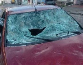 Mulher quebrou os vidros e amassou a lataria do carro do marido.