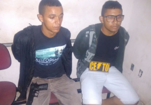 A dupla tinha acabado de assaltar um casal de adolescentes.
