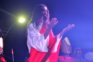 Peça teatral teve inicio na quinta, mas só encerra nesta sexta-feira santa.