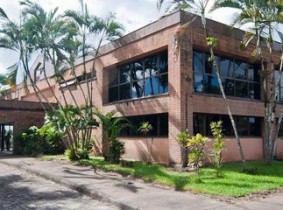 O campus Jorge Amado funciona em Itabuna; além dele há unidades da UFSB em Teixeira de Freitas e em Porto Seguro.